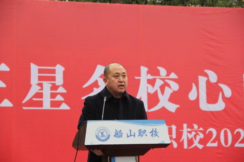 黨支部書記、校長 宋兵 宣讀教師市級(jí)以上獲獎(jiǎng).jpg